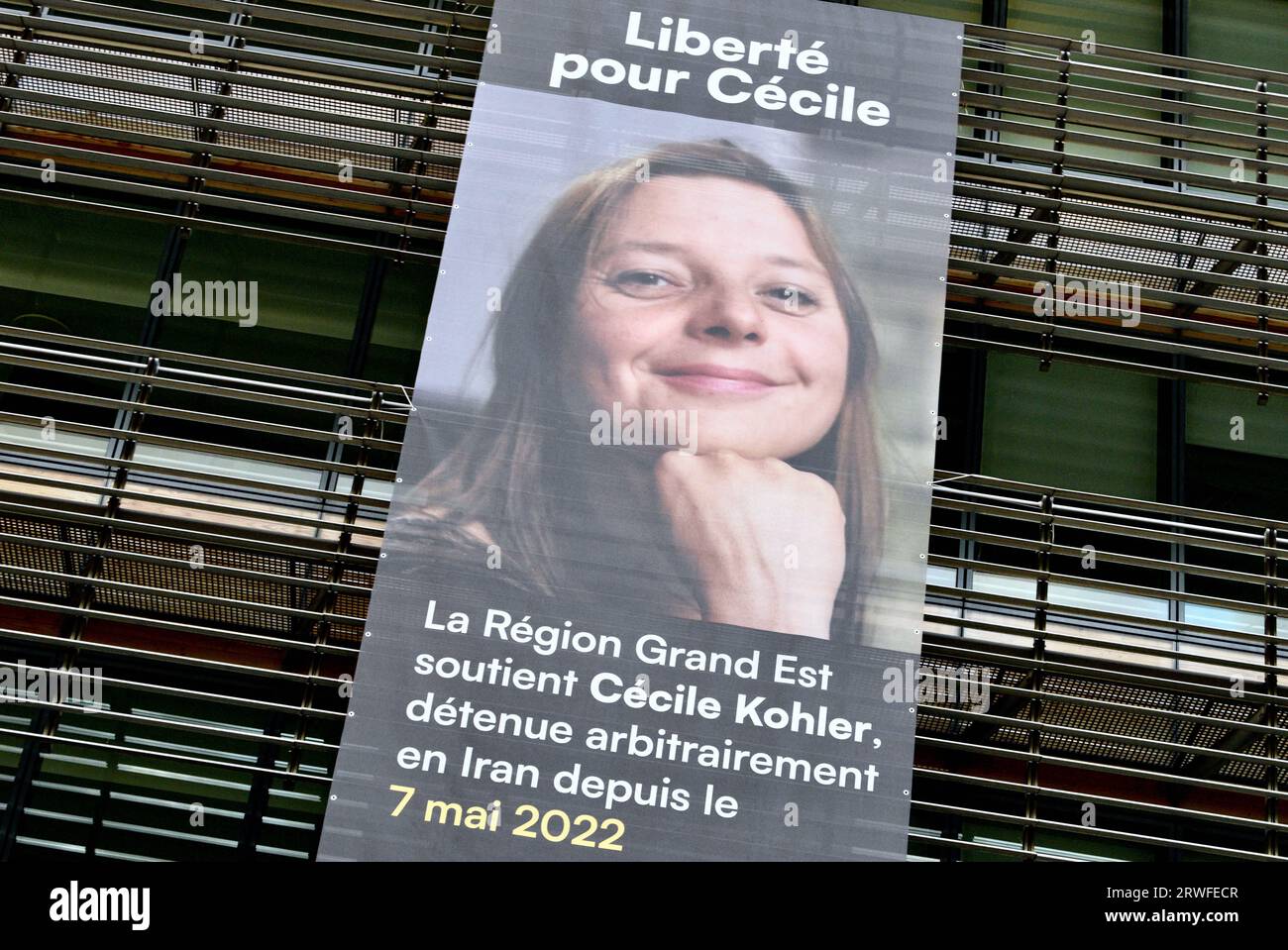 Strasbourg, France. 17 septembre 2023. Bannière pour la sortie de Cecile Kohler à Strasbourg, dans le Nord-est de la France, le 17 septembre 2023. Cecile Kohler, professeur de français, est détenue en Iran avec son partenaire Jacques Paris pendant 500 jours. Ils ont été arrêtés en mai 2022 pour « espionnage » alors qu'ils visitaient l'Iran en tant que touristes, et doivent être jugés. La région Grand est fait campagne pour leur libération. Photo de Nicolas Roses/ABACAPRESS.COM crédit : Abaca Press/Alamy Live News Banque D'Images