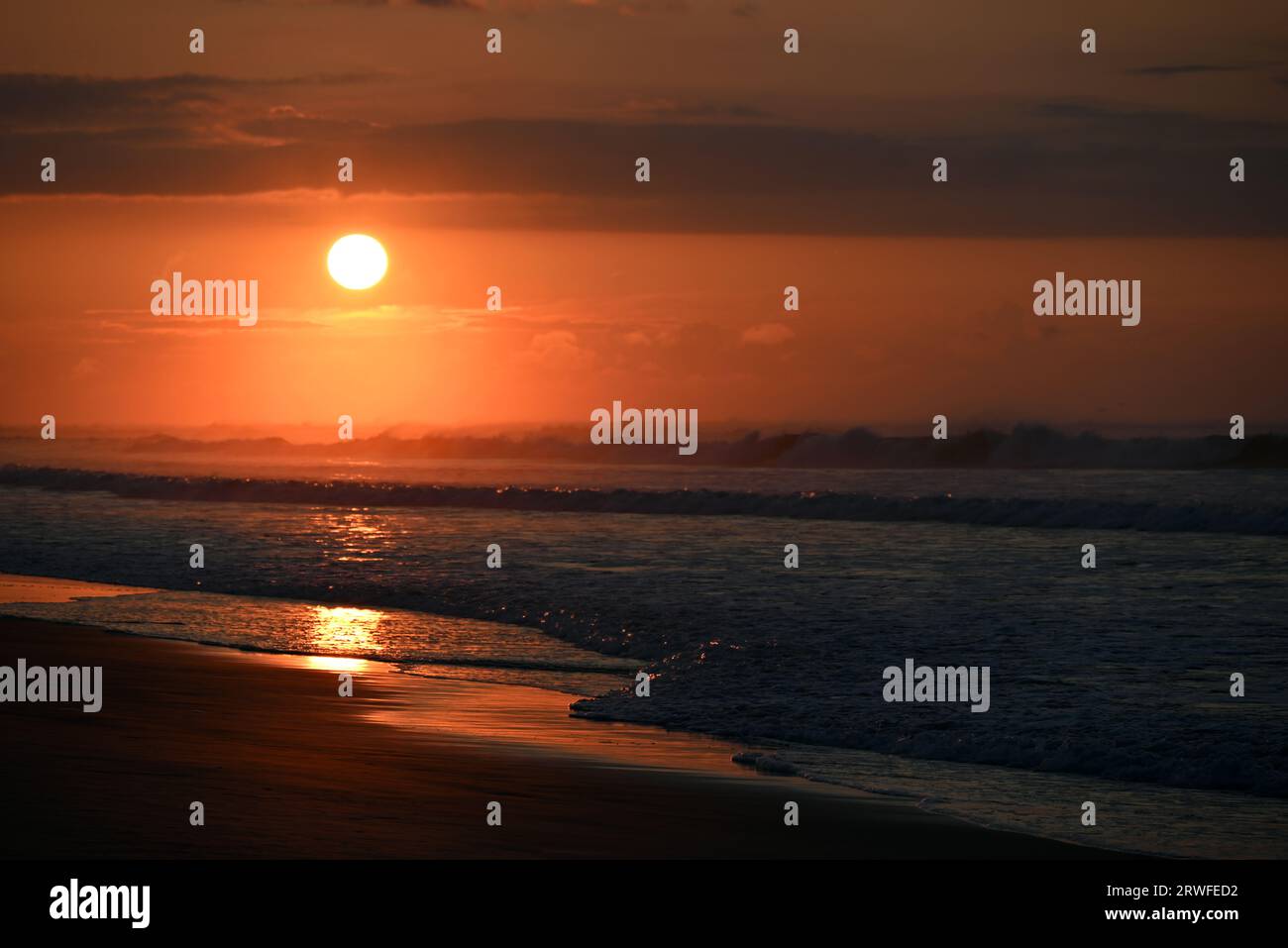 Le soleil se lève à l'horizon sur l'océan Atlantique à Hammocks Beach State Park en Caroline du Nord. Banque D'Images