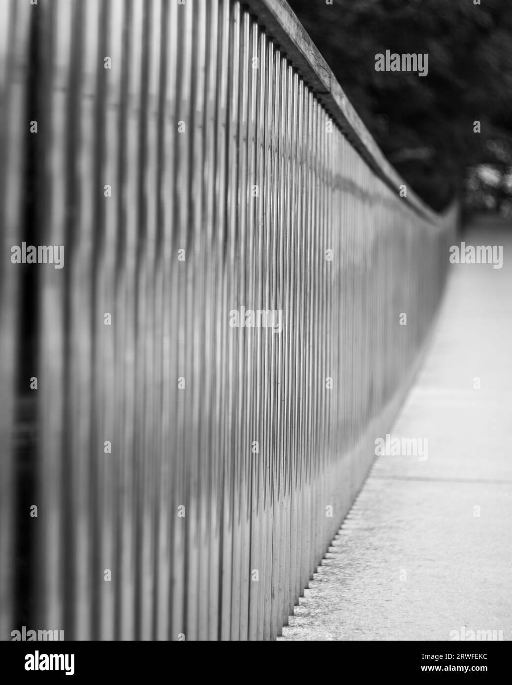 vintage et blanc gros plan d'une balustrade de pont dans le parc pris avec helios 44-2 Banque D'Images