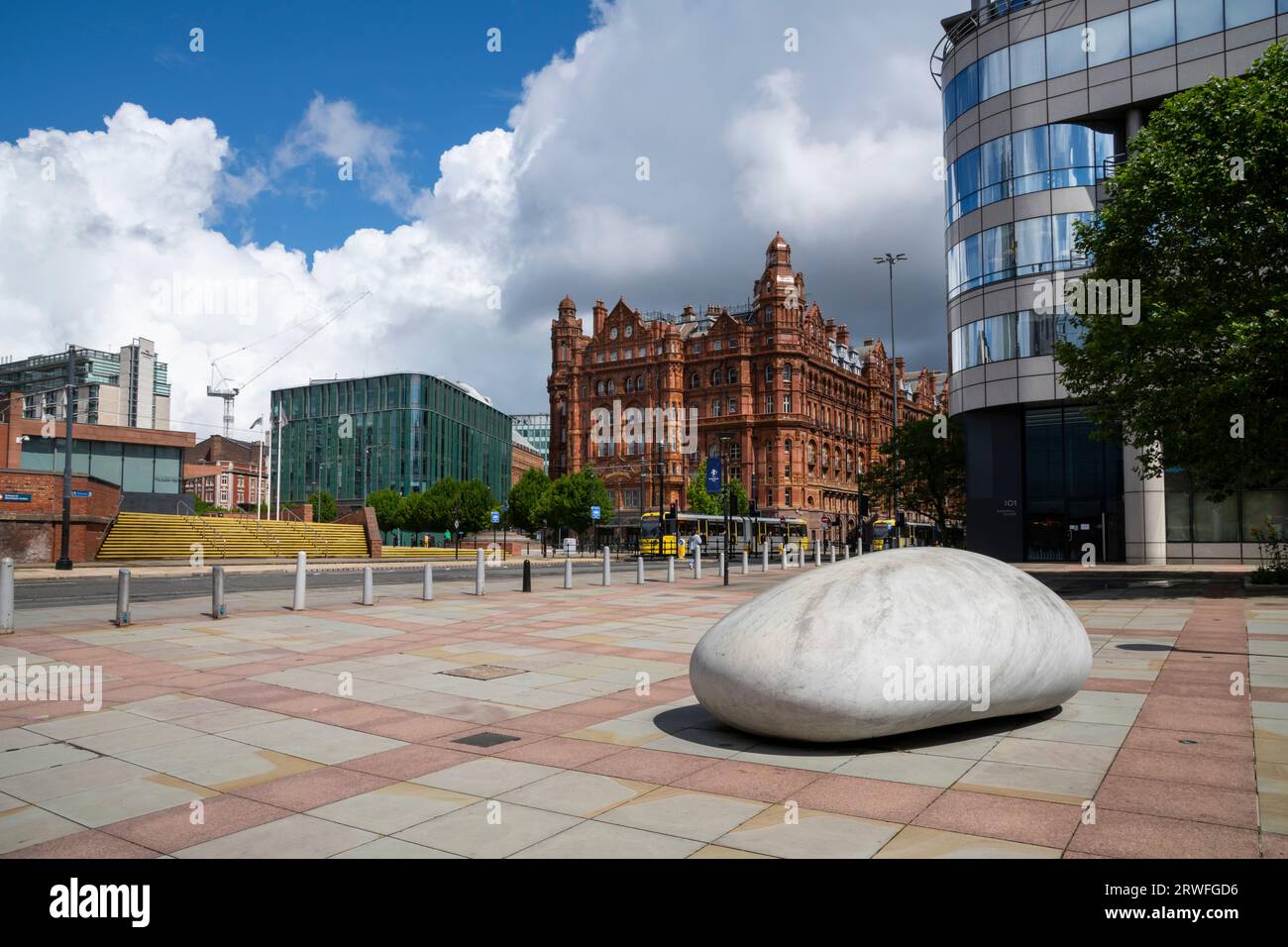 Le 'Ishinki Touchstone' à Barbirolli Square dans la ville de Manchester, au nord-ouest de l'Angleterre. L'hôtel Midland en arrière-plan. Banque D'Images