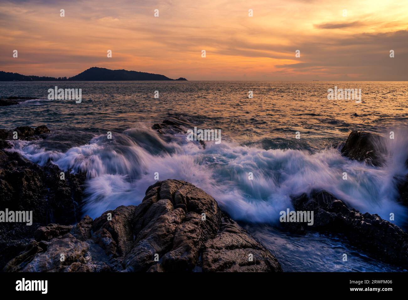 Seascape paysage nature avec la couleur du coucher du soleil du ciel et la lumière du soleil des nuages au crépuscule Banque D'Images