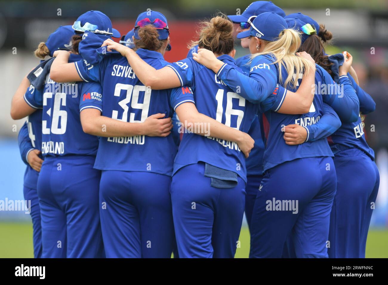Northampton, Angleterre. 12 septembre 2023. England Women se blottissent devant leur Metro Bank Women's One Day International contre le Sri Lanka Banque D'Images