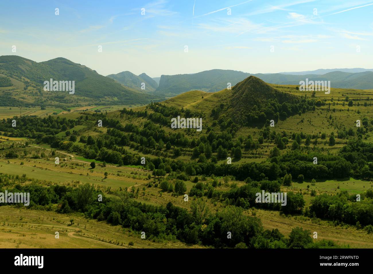 Vue aérienne des collines de Collesti, comté d'Alba, Roumanie, par une journée ensoleillée de septembre. Banque D'Images