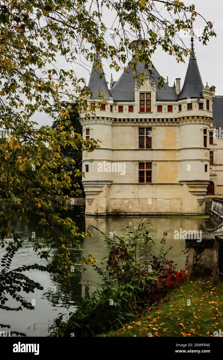 Azay-le-Rideau en automne, un château de la Loire Banque D'Images