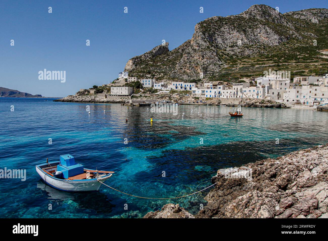 Petit bateau sur une île Égades, Isola di Levanzo, Sicile, Italie Banque D'Images
