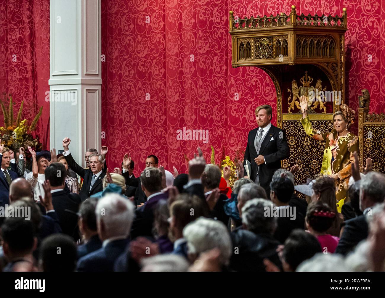 LA HAYE - le roi Willem-Alexander avec la reine Maxima à ses côtés après la lecture du discours du Trône aux membres du Sénat et de la Chambre des représentants le jour du budget sur le théâtre royal. Le discours du Trône est lu au théâtre parce que le Ridderzaal n'est pas disponible en raison de la rénovation du Binnenhof. ANP REMKO DE WAAL netherlands Out - belgique Out Credit : ANP/Alamy Live News Banque D'Images