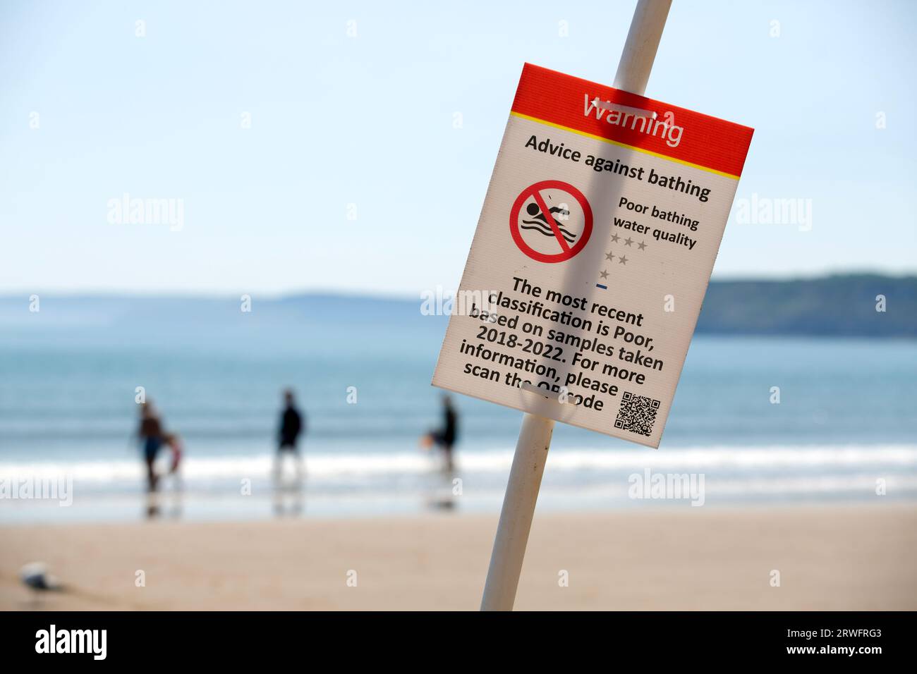 Panneaux d'avertissement sur la plage de Scarborough, nord du Yorkshire où la mer est dangereuse, la qualité de l'eau à Scarborough est mauvaise en raison de l'impact de Banque D'Images