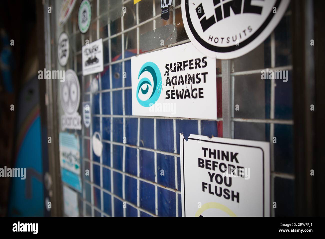 Signes sur la vitrine de la boutique de Steve Crawford, le propriétaire de la boutique de surf Fluid concept à Scarborough, dans le nord du Yorkshire. Steve possède la boutique depuis 17 ans Banque D'Images