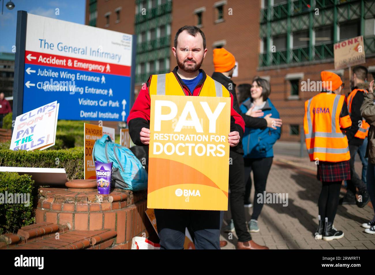 Stephen McAleer, un médecin junior avec des membres de la British Medical Association (BMA) frappant sur la ligne de piquetage à l'extérieur de l'infirmerie générale de Leeds Banque D'Images