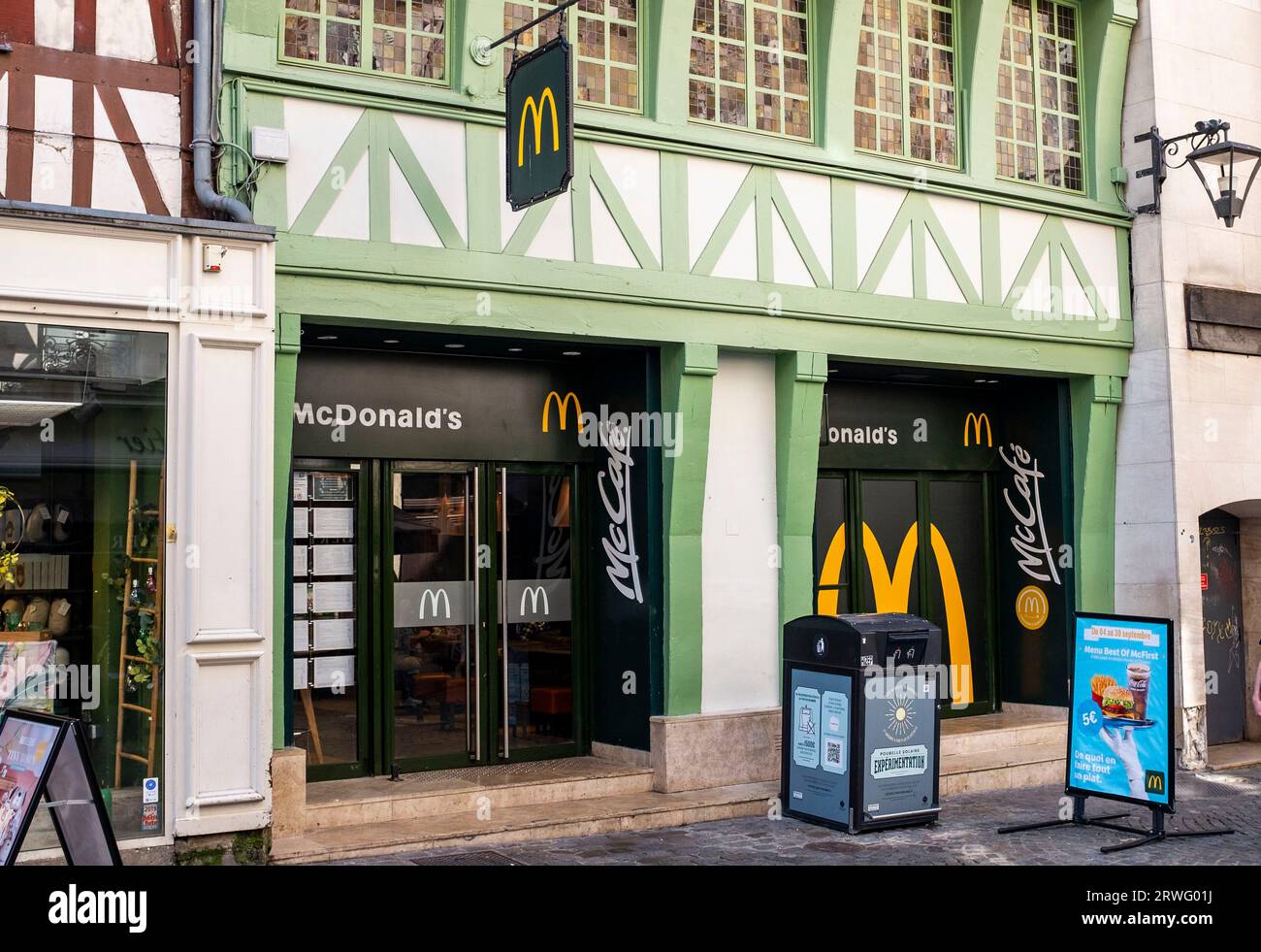 Rouen Normandie France - Restaurant McDonald's Rouen est la capitale de la région nord de la France de la Normandie, est une ville portuaire sur la Seine. Banque D'Images