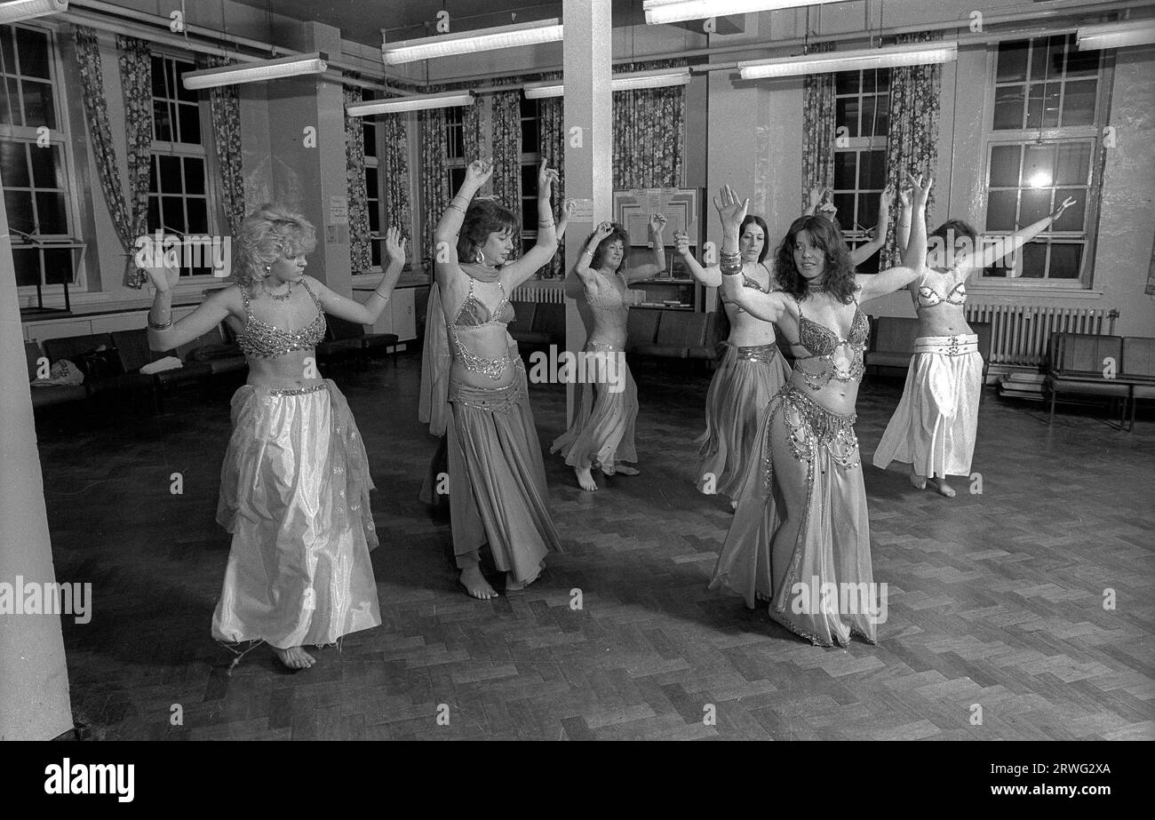 Dans les sombres nuits d'hiver de mars 1987, un groupe de femmes au foyer matures de Birmingham et de femmes célibataires se sont rendues à une classe inhabituelle d'école du soir tenue à l'Acocks Green Institute. Il n’y avait pas de place assise à leur bureau pour apprendre, mais pour changer de vêtements de tous les jours et entrer dans le Bedlah égyptien – le costume traditionnel du danseur du ventre et pendant les deux ou trois heures suivantes, ils remuaient et tourbillonnaient au son de la musique exotique du Moyen-Orient. Même en prenant une période de repos, ils regardaient les matériaux pour faire un changement de costume pour la classe suivante. Aucun homme n'était présent pour apprécier les performances. Banque D'Images