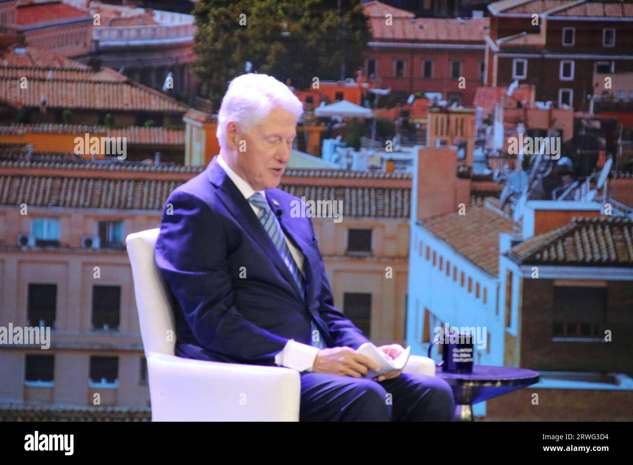 Clinton Global Initiative, Midtown Hilton, 1333 6th Ave, New York, NY 10009 USA. 18 septembre 2023. Le pape François et l’ancien président Bill Clinton s’engagent dans une conversation lors du Sommet CGI de 2023 à New York. Crédit : ©Julia Mineeva/EGBN TV News/Alamy Live News Banque D'Images
