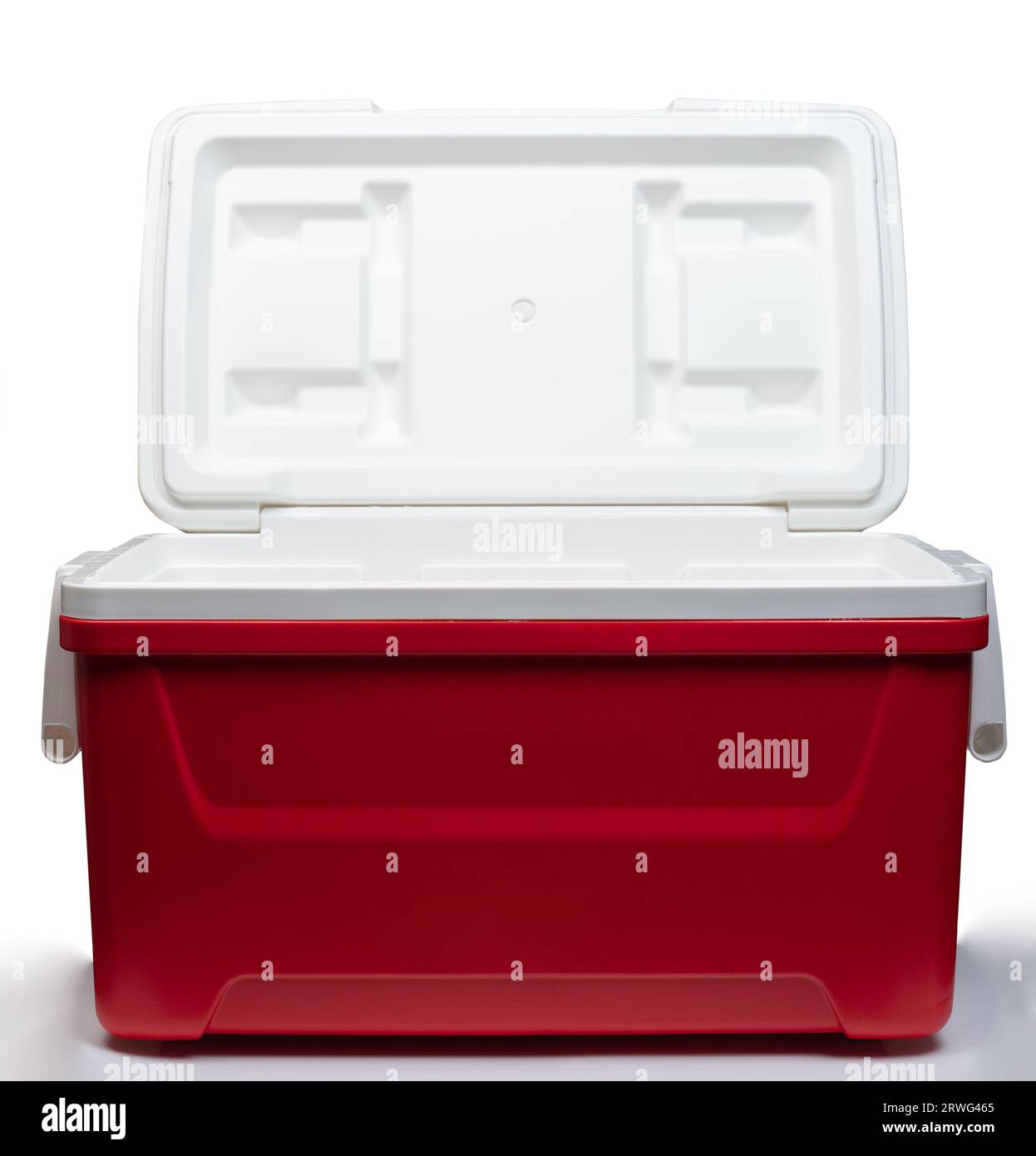 Boîte de refroidisseur en plastique rouge portable ouvert isolé sur fond de studio blanc Banque D'Images