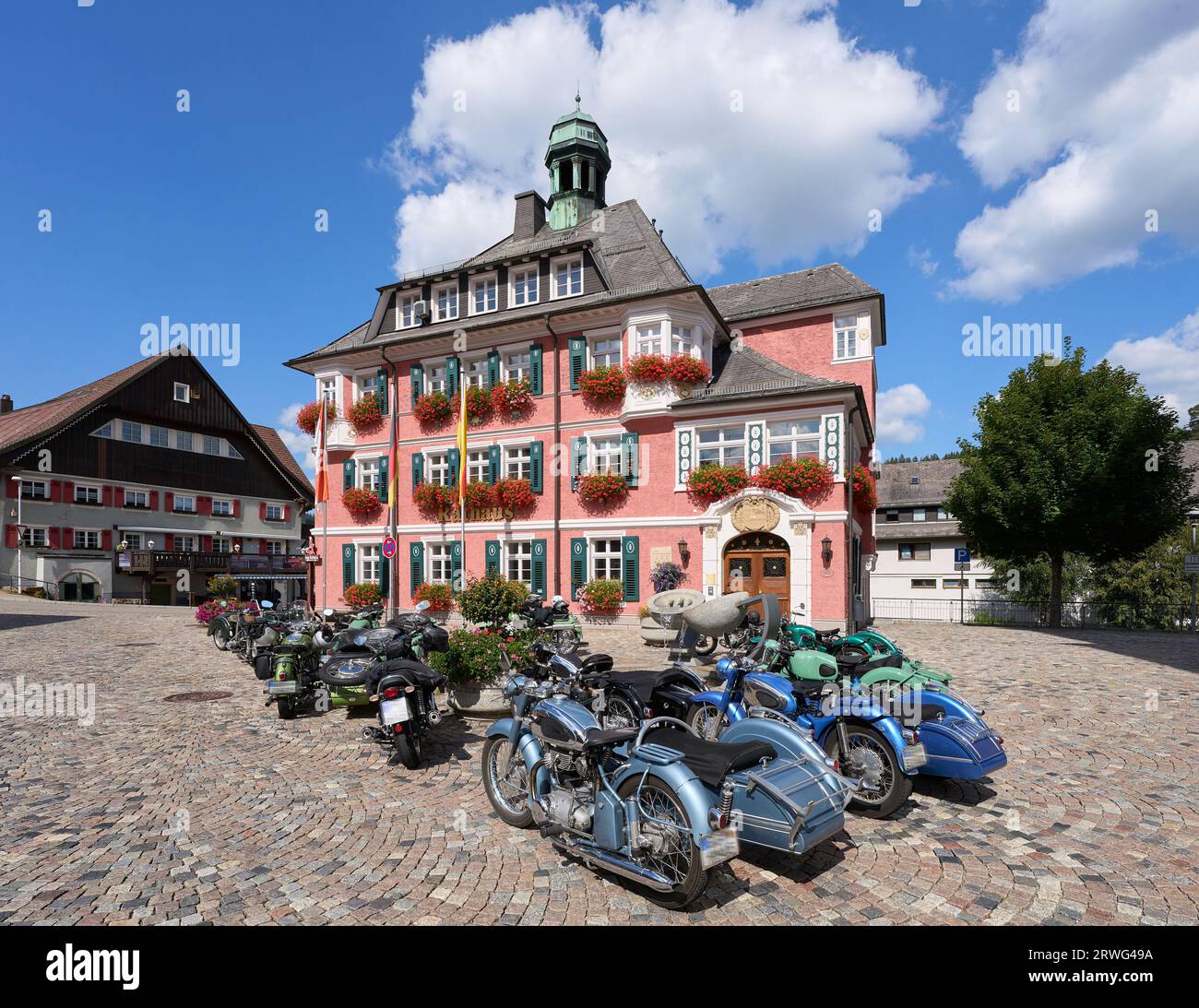 Rencontre de motos traditionnelles avec side-cars devant la pittoresque mairie de Lenzkirch, Forêt Noire, Allemagne Banque D'Images