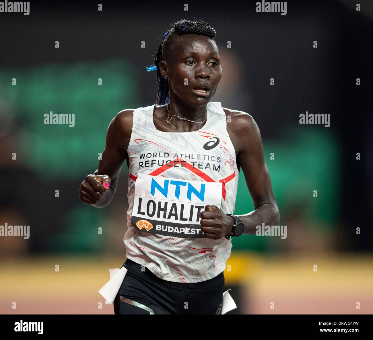 Anjelina Nadai Lohalith de l'équipe athlète réfugiée concourant dans les manches du 5000m le cinquième jour des Championnats du monde d'athlétisme au National Athletic Banque D'Images