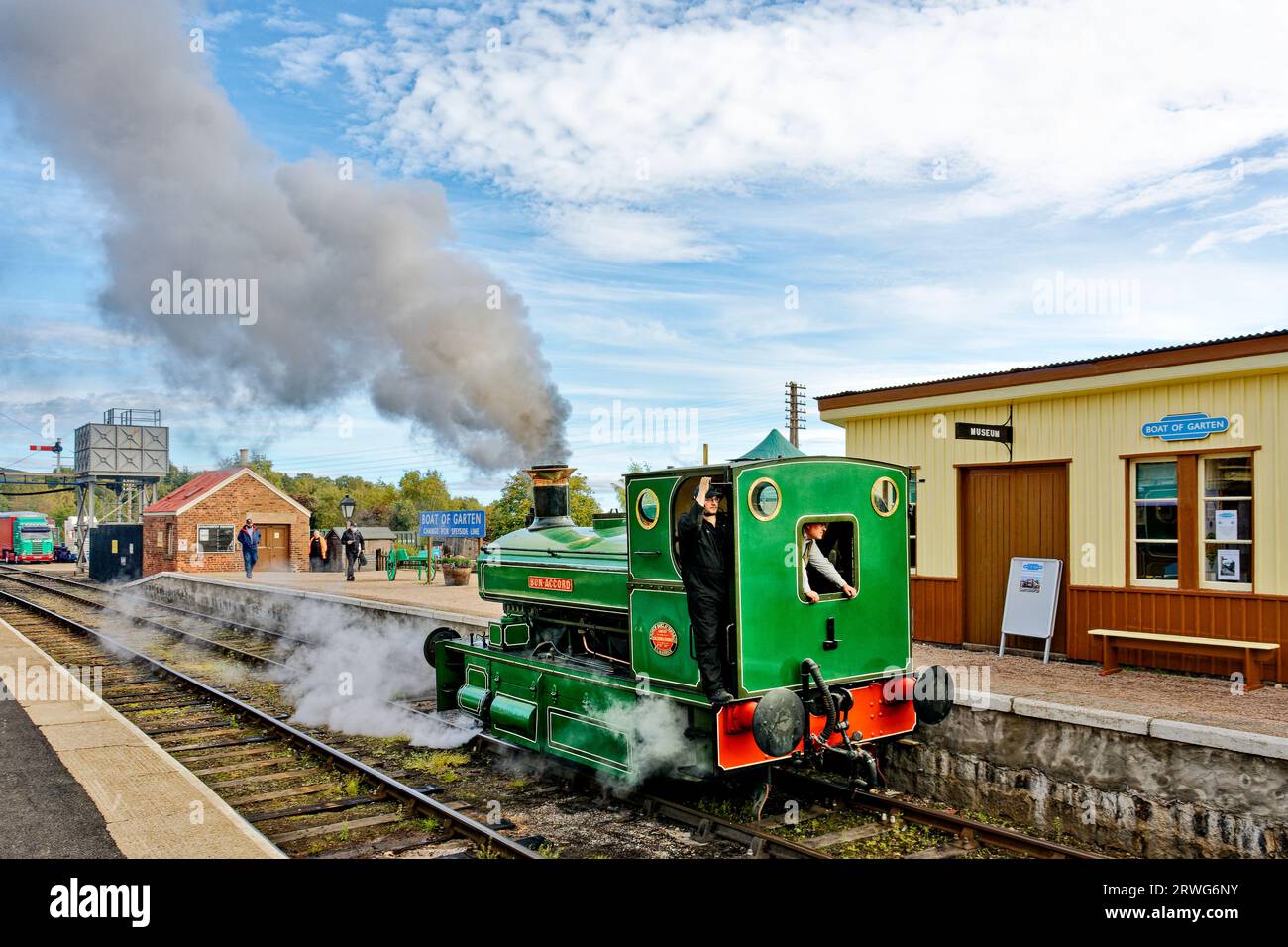 Boat of Garten Scotland à vapeur rallie un nuage de vapeur et de fumée du petit moteur vert bon Accord Banque D'Images