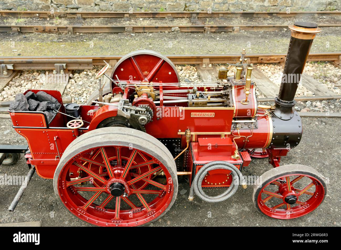 Bateau de Garten Écosse rallye vapeur Alexandra un superbe moteur de traction rouge miniature coloré Banque D'Images