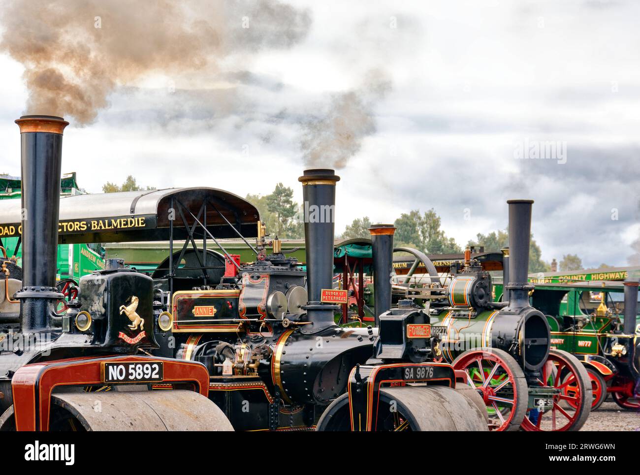 Boat of Garten Scotland rallye à vapeur des moteurs de traction colorés avec des cheminées remplies de fumée Banque D'Images
