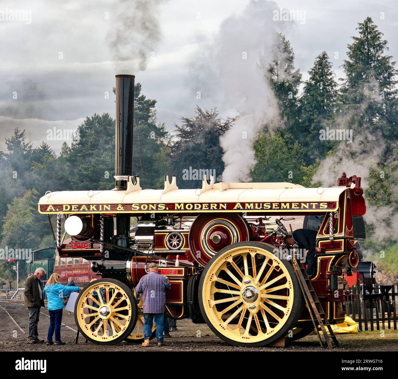 Bateau de Garten Écosse rallye vapeur immaculé coloré moteur de traction Deakin & Sons Modern Amusements avec propriétaire Banque D'Images
