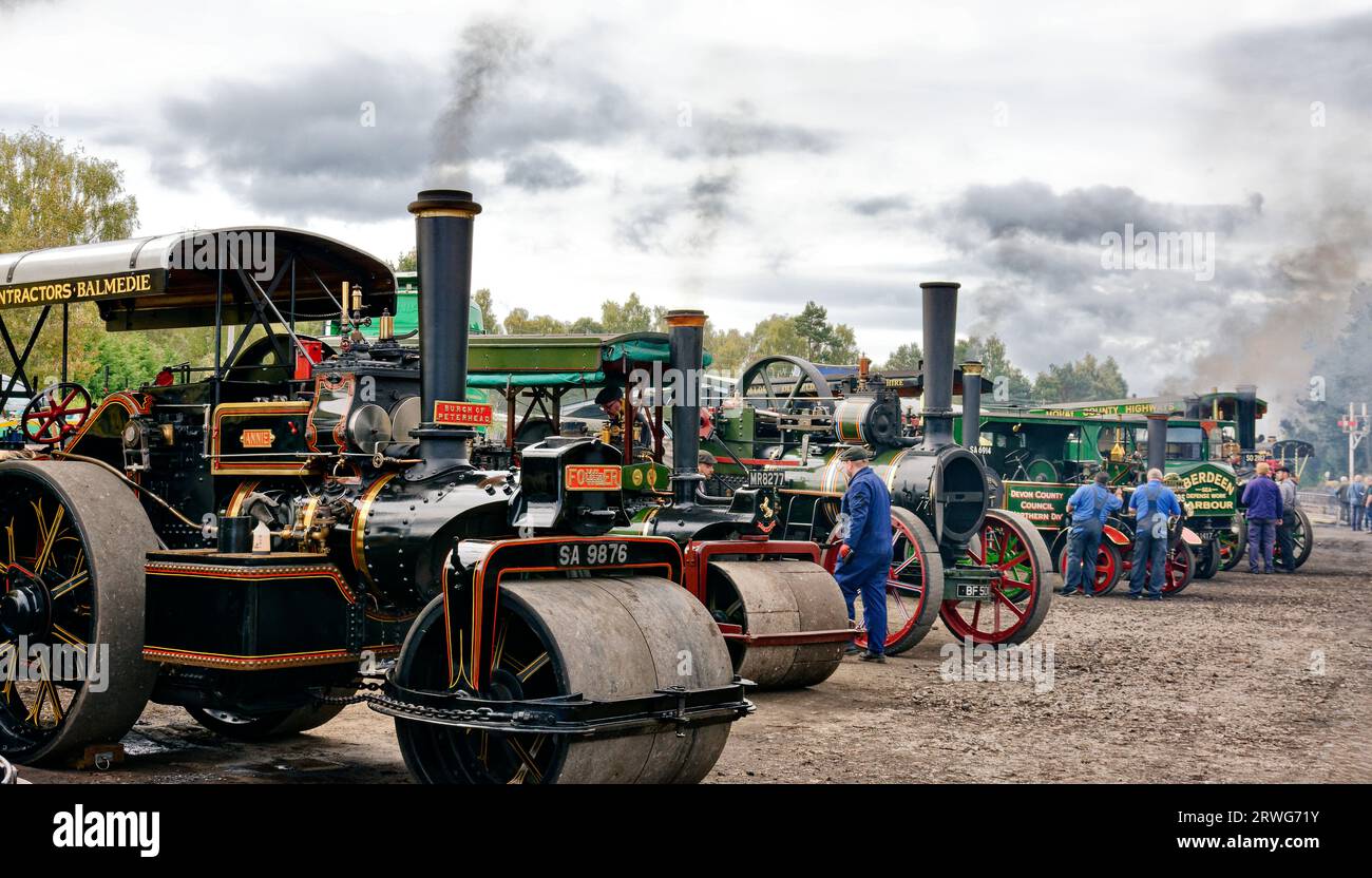 Bateau de Garten Écosse rallye vapeur hommes maintenant une rangée colorée moteurs de traction Banque D'Images
