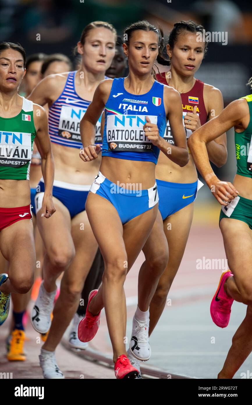 Nadia Battocletti, d’Italie, en compétition dans les manches du 5000m le cinquième jour des Championnats du monde d’athlétisme au Centre national d’athlétisme de Budapest Banque D'Images