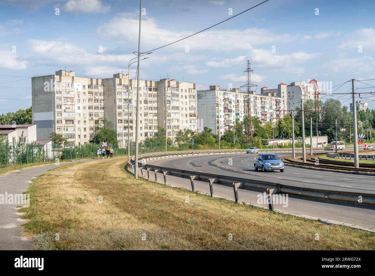 Rue dans le quartier résidentiel dans la ville frontalière de Koursk, Russie. Banque D'Images