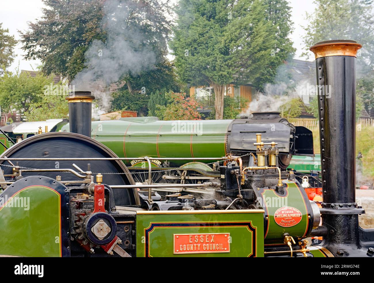 Boat of Garten Scotland rallye vapeur fumée sur le moteur vert Flying Scotsman et le moteur de traction vert Essex County Council Banque D'Images