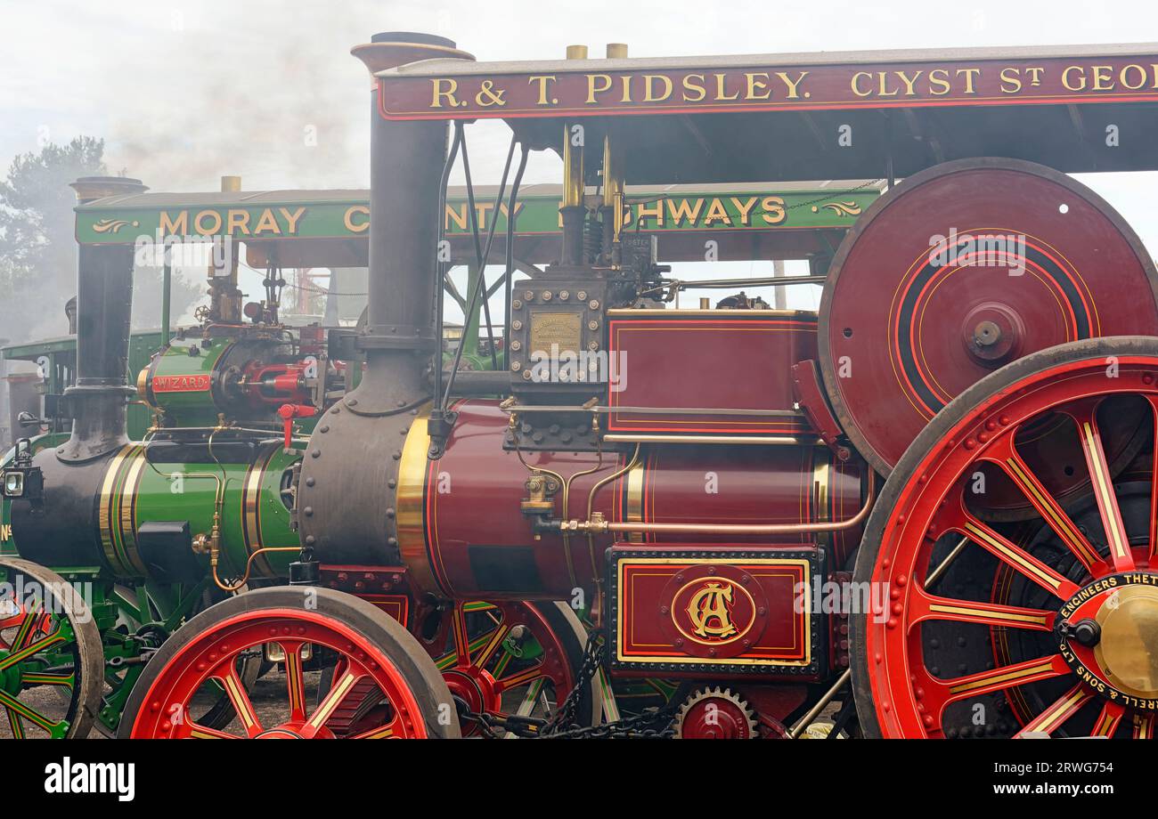Boat of Garten Scotland rallye vapeur fumée sur deux moteurs de traction colorés Banque D'Images