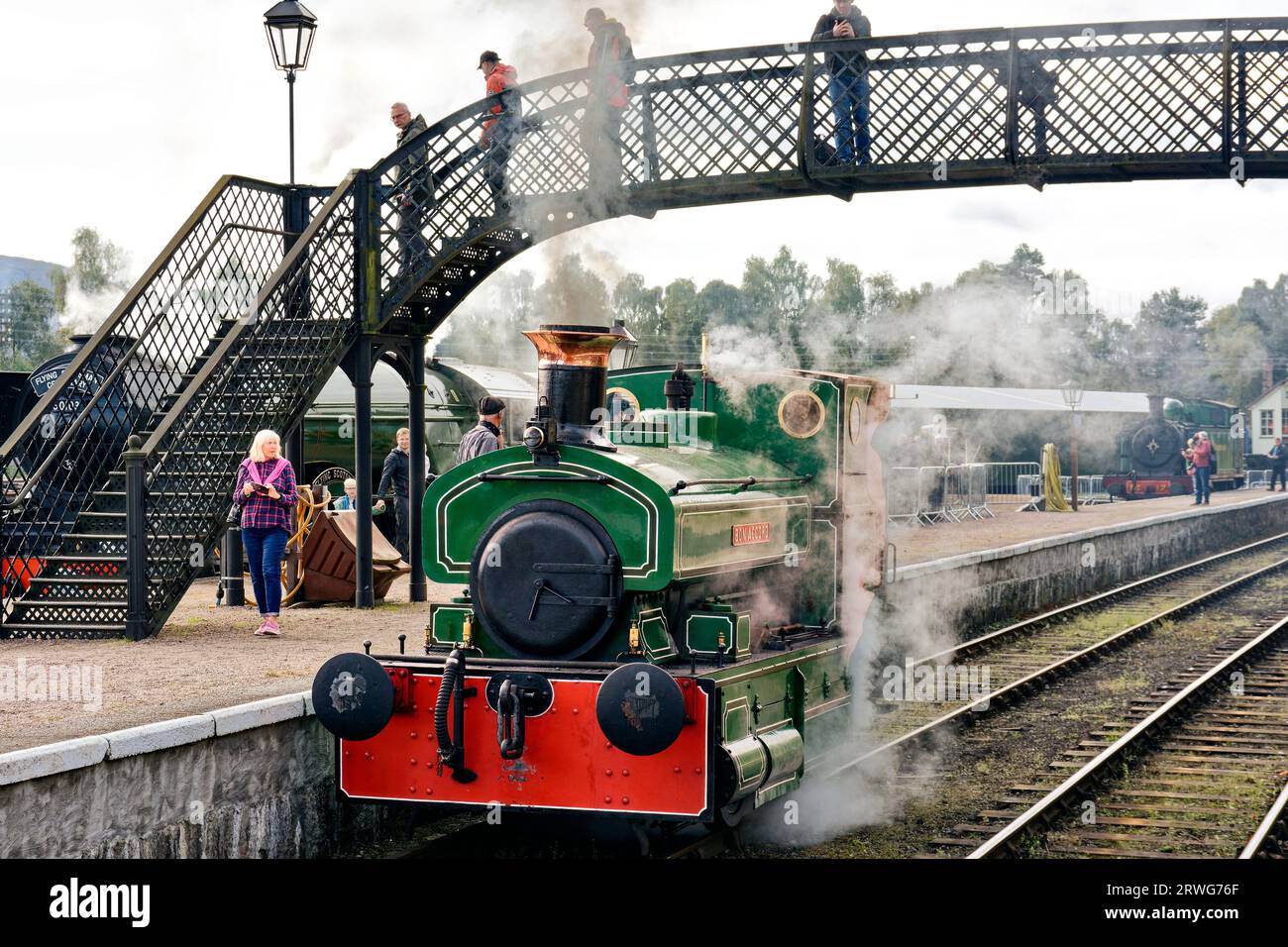 Bateau de Garten Scotland rallye à vapeur le petit moteur vert bon Accord passant sous la passerelle Banque D'Images