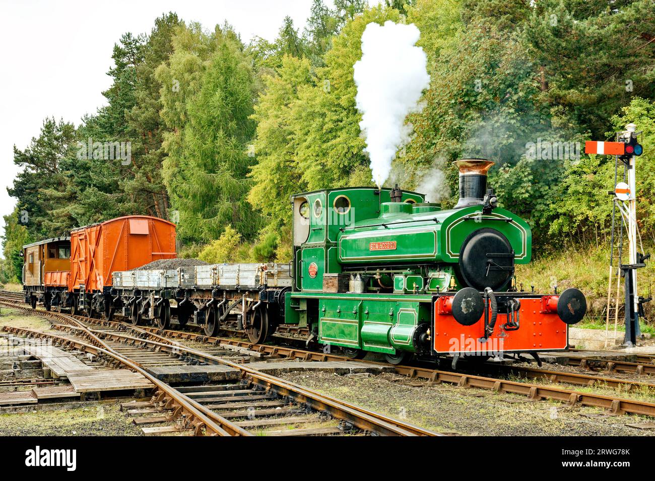 Bateau de Garten Écosse rallye à vapeur le bon Accord petit moteur vert tirant une série de wagons de chemin de fer Banque D'Images