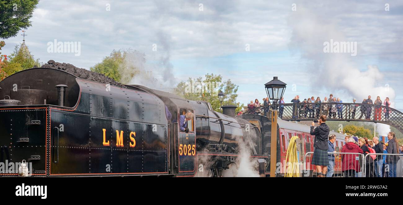 Bateau de Garten Écosse train de rallye vapeur moteurs fumée et vapeur et visiteurs Banque D'Images