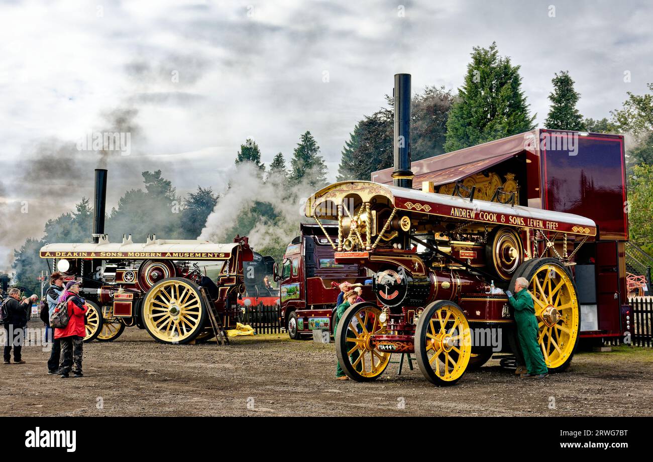 Boat of Garten Scotland rallye à vapeur deux moteurs de traction colorés immaculés avec les propriétaires de polissage et de nettoyage Banque D'Images