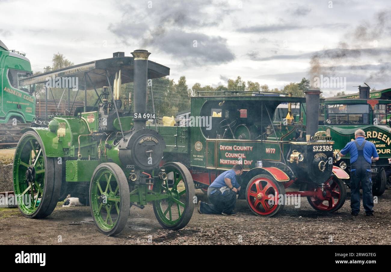 Boat of Garten Scotland rallye à vapeur deux hommes entretenant les moteurs de traction colorés Banque D'Images