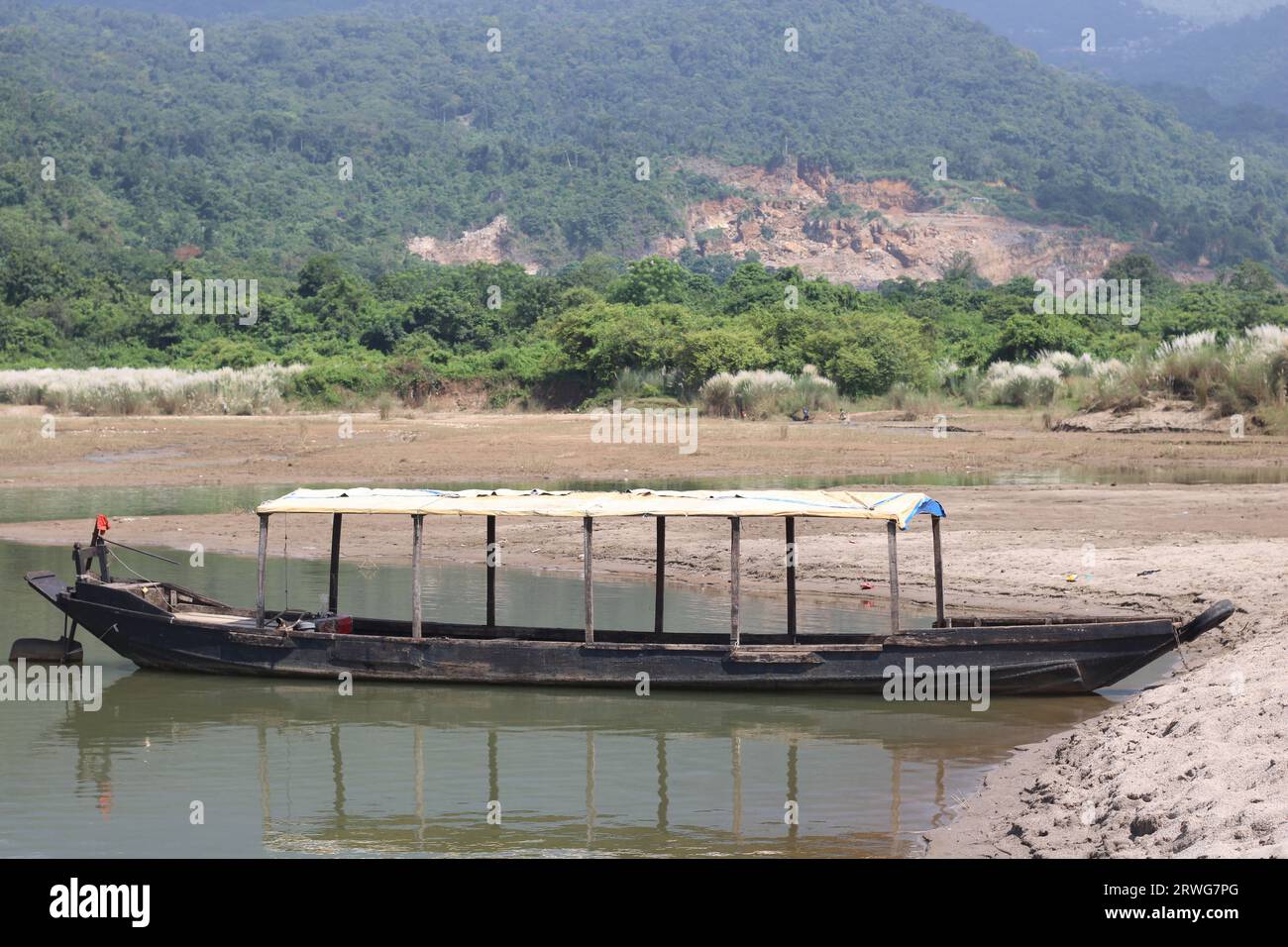 Beau bateau en bois avec colline sur la rivière Banque D'Images