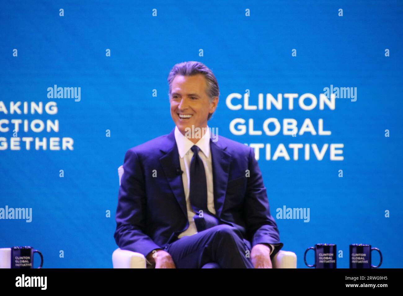 Clinton Global Initiative, Midtown Hilton, 1333 6th Ave, New York, NY 10009 USA. 18 septembre 2023. L'ancienne secrétaire d'État Hilary Clinton en conversation avec le gouverneur Gavin Newsom de la Californie lors du Sommet CGI de 2023 à New York. Crédit : ©Julia Mineeva/EGBN TV News/Alamy Live News Banque D'Images