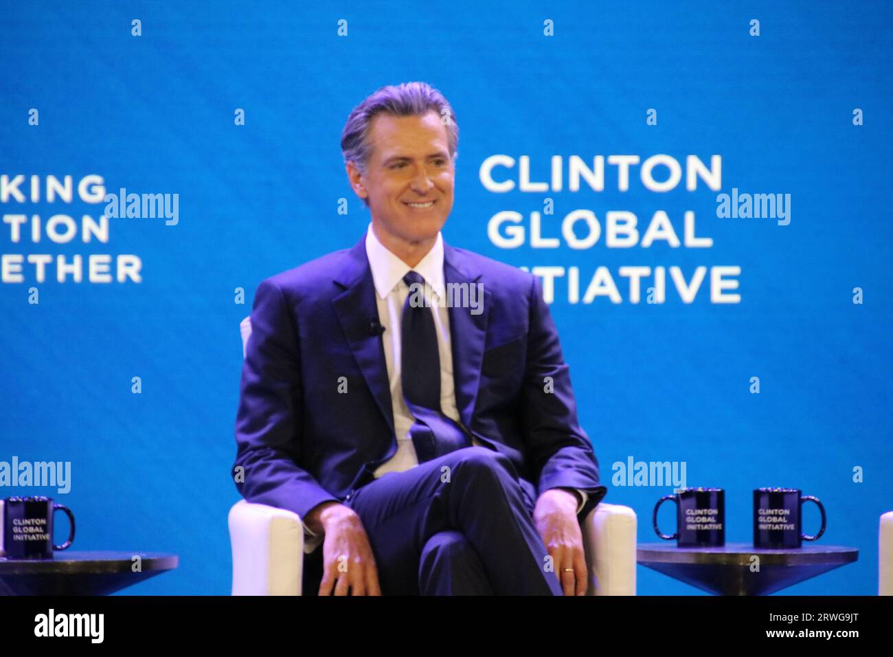 Clinton Global Initiative, Midtown Hilton, 1333 6th Ave, New York, NY 10009 USA. 18 septembre 2023. L'ancienne secrétaire d'État Hilary Clinton en conversation avec le gouverneur Gavin Newsom de la Californie lors du Sommet CGI de 2023 à New York. Crédit : ©Julia Mineeva/EGBN TV News/Alamy Live News Banque D'Images