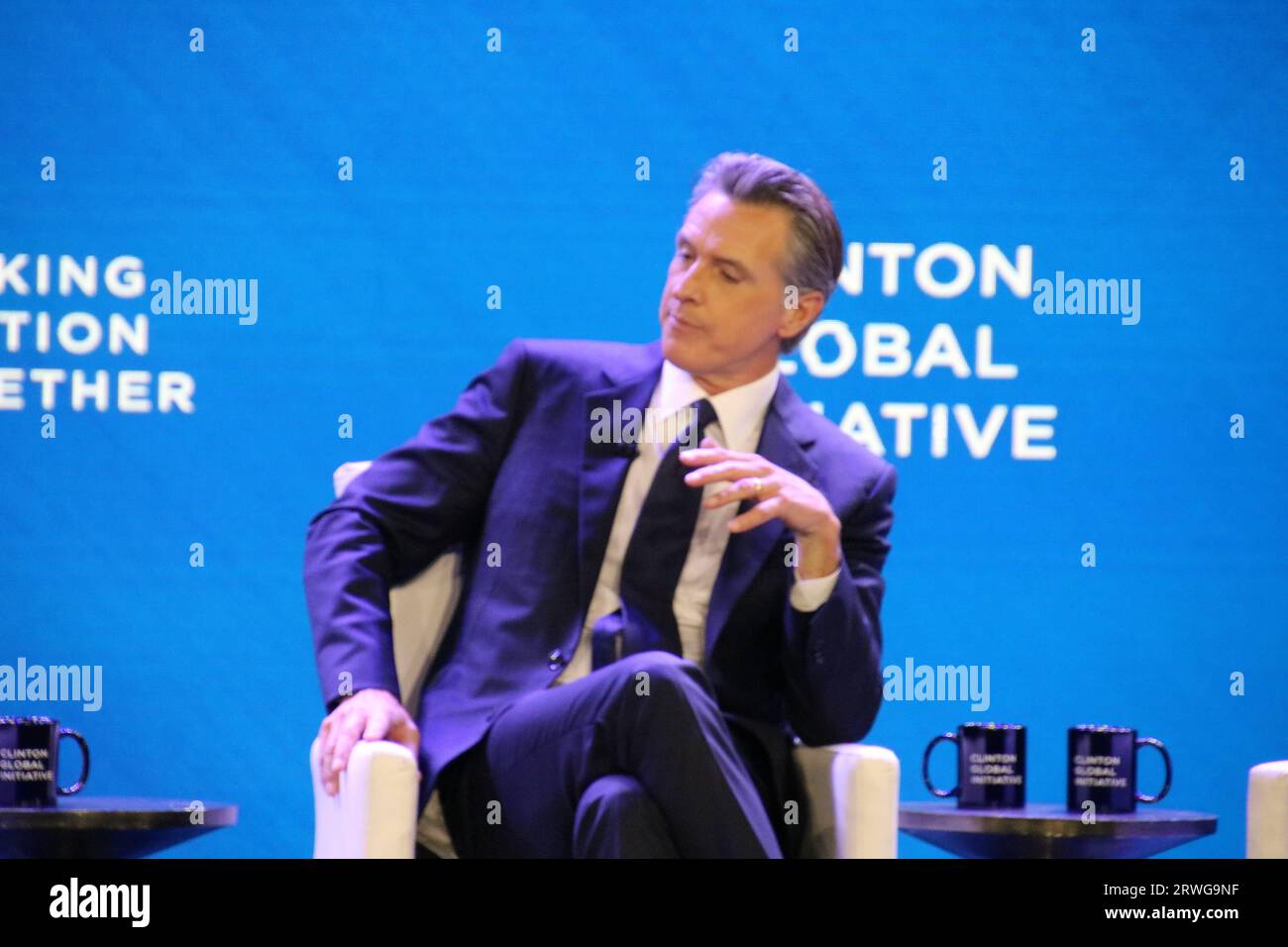 Clinton Global Initiative, Midtown Hilton, 1333 6th Ave, New York, NY 10009 USA. 18 septembre 2023. L'ancienne secrétaire d'État Hilary Clinton en conversation avec le gouverneur Gavin Newsom de la Californie lors du Sommet CGI de 2023 à New York. Crédit : ©Julia Mineeva/EGBN TV News/Alamy Live News Banque D'Images