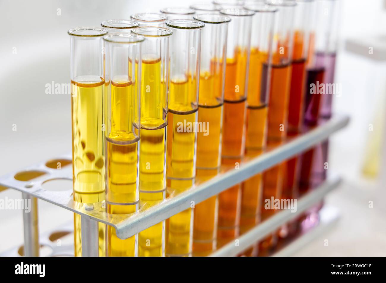 tubes à essai colorés dans un laboratoire chimique Banque D'Images