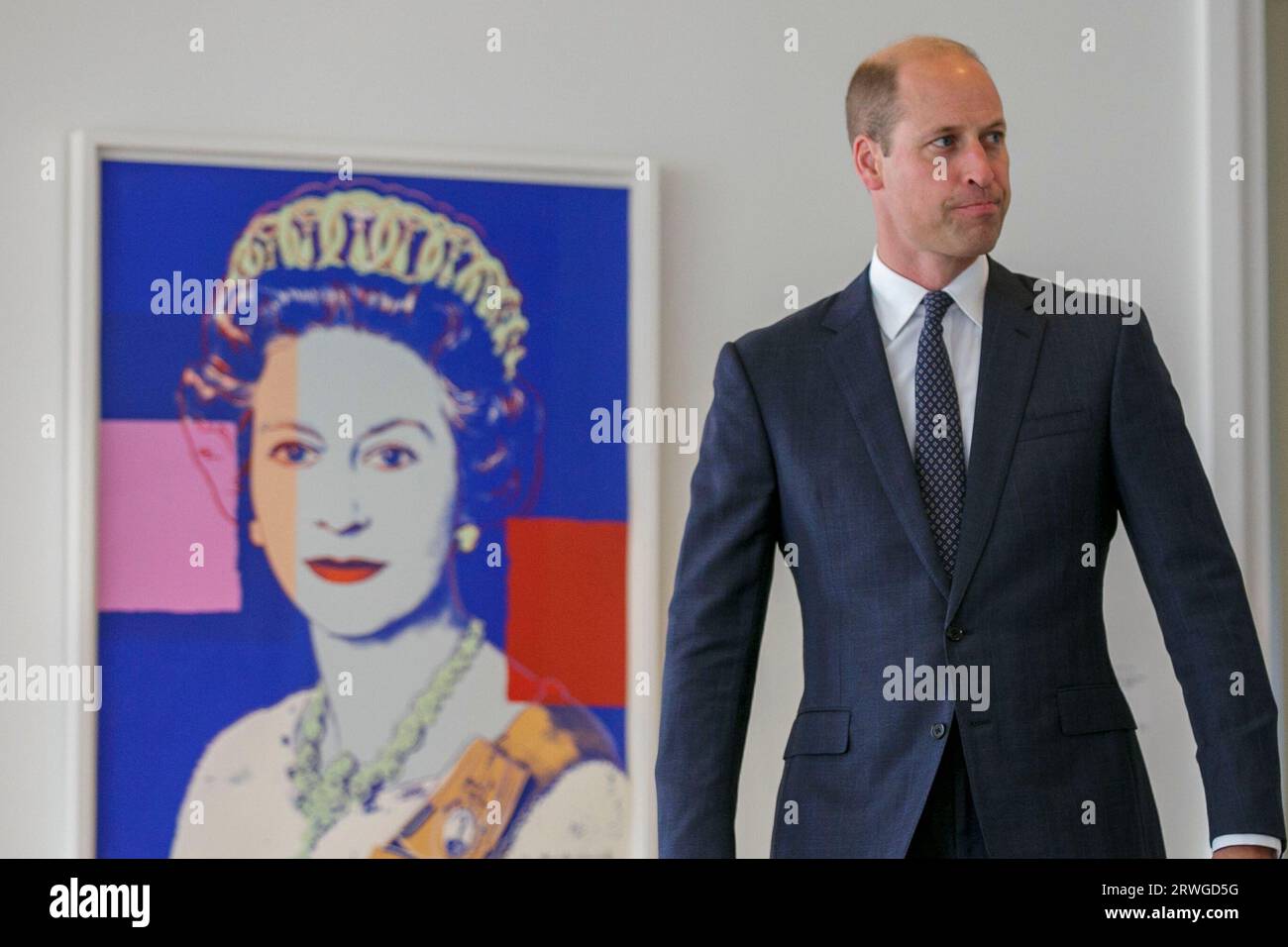 New York, États-Unis. 19 septembre 2023. William Prince of Wales de Grande-Bretagne marche près d'une estampe d'Andy Warhol de sa défunte grand-mère, la reine Elizabeth II, pour rencontrer le président de l'Équateur, Lasso Mendoza, à la résidence officielle du consul général à New York le 19 septembre 2023. Son Altesse Royale se rendra à New York les 18 et 19 septembre pour assister à des réunions et à des événements liés au prix Earthshot, apprendre comment New York aborde les questions environnementales, rendre visite aux premiers intervenants et rencontrer des dirigeants des Nations Unies. Photo de piscine par Sarah Yensel/UPI crédit : UPI/Alamy Live News Banque D'Images