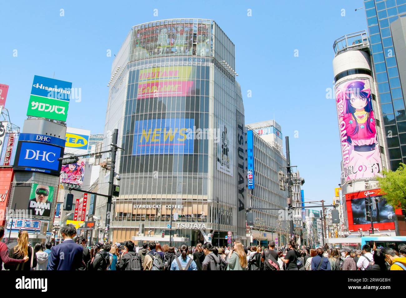 Foules prêtes à traverser Shibuya Crossing à Tokyo, Japon Banque D'Images