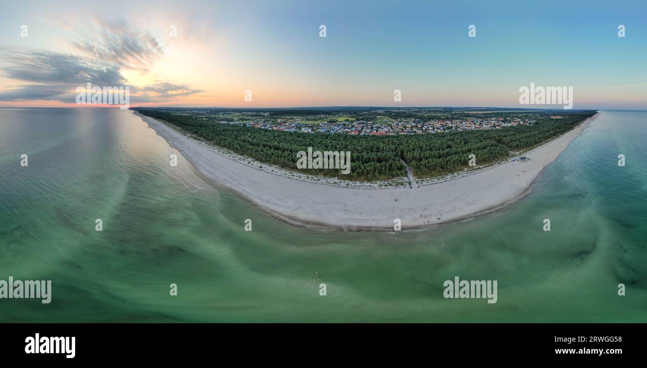 Drohnen Panorama beim Sonnenaufgang à Karwia, Kaschubien, Polen an der Ostsee. Ostrowski, Baltikum, Pologne, Kaszuby Drohnenfoto, Droneshot, lever du soleil Banque D'Images