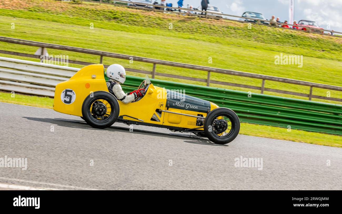 Le Vintage Sports car Club, V.S.C.C. course Day événement sur le circuit de course Mallory Park, Leicestershire, Angleterre, Royaume-Uni, août, 2023. Banque D'Images