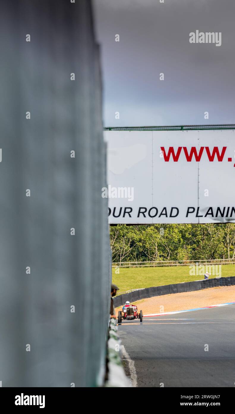 Le Vintage Sports car Club, V.S.C.C. course Day événement sur le circuit de course Mallory Park, Leicestershire, Angleterre, Royaume-Uni, août, 2023. Banque D'Images