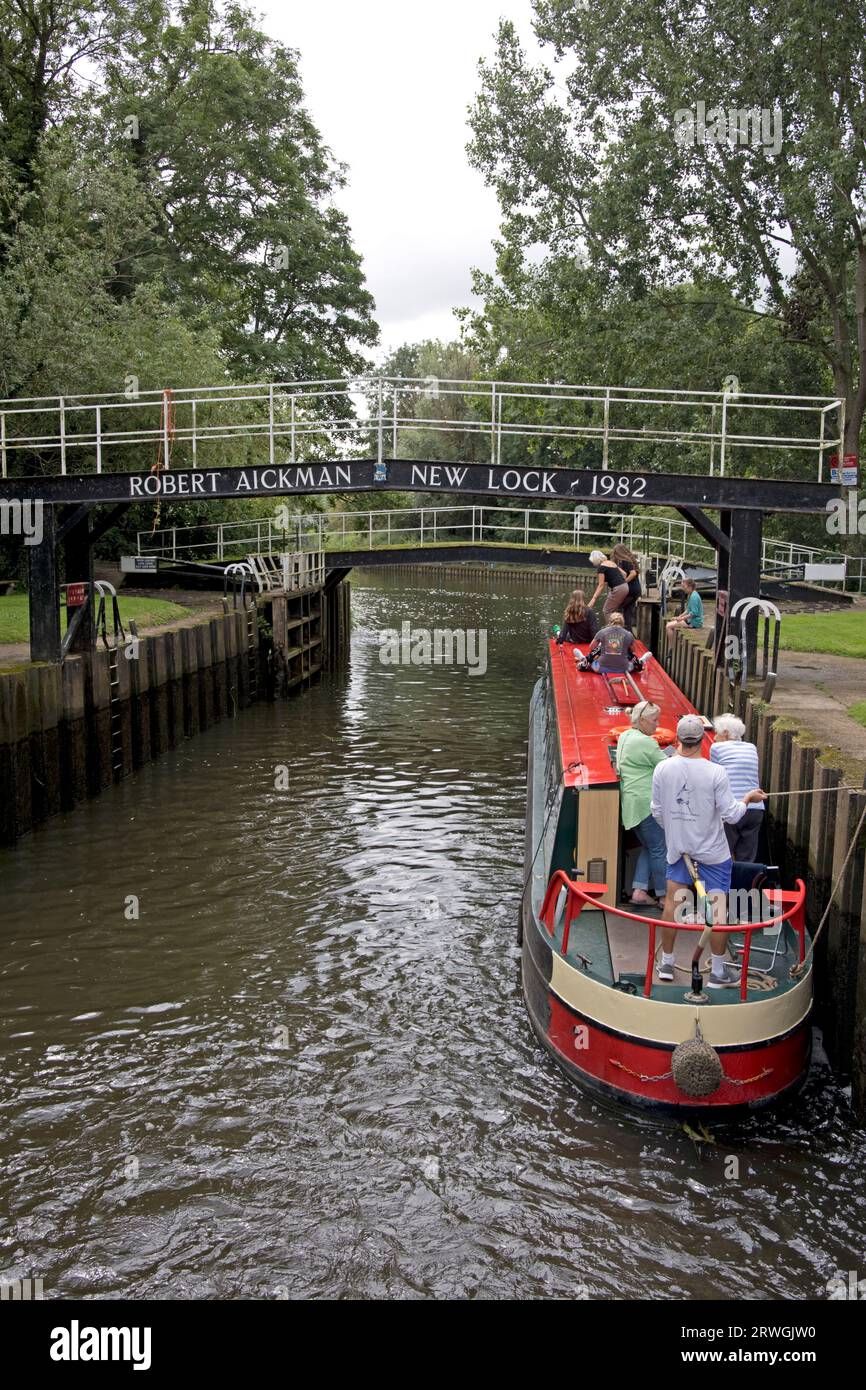 Jeunes vacanciers sur barge approchant le pont Robert Eichman et écluse River Avon près d'Offenham Worcestershire UK Banque D'Images