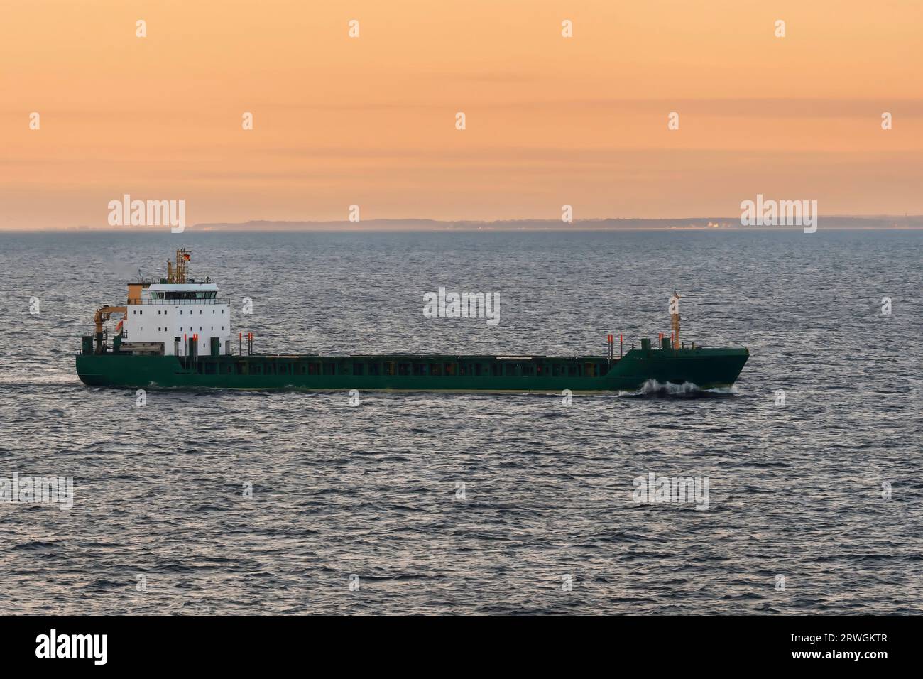 Un petit vraquier en route en mer Banque D'Images