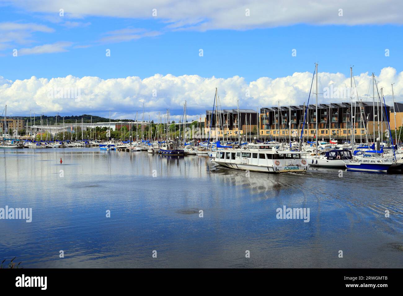 Aqua bus, River Ely, Cardiff Bay, pays de Galles. Banque D'Images