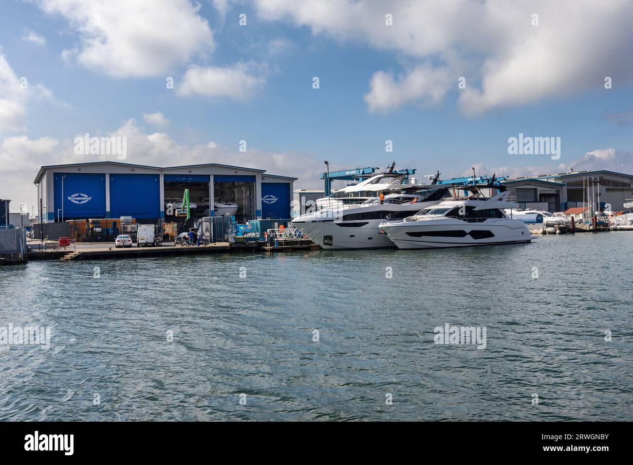 Sunseeker International est une marque britannique de yacht à moteur de luxe à Poole, Dorset, Angleterre, Royaume-Uni Banque D'Images