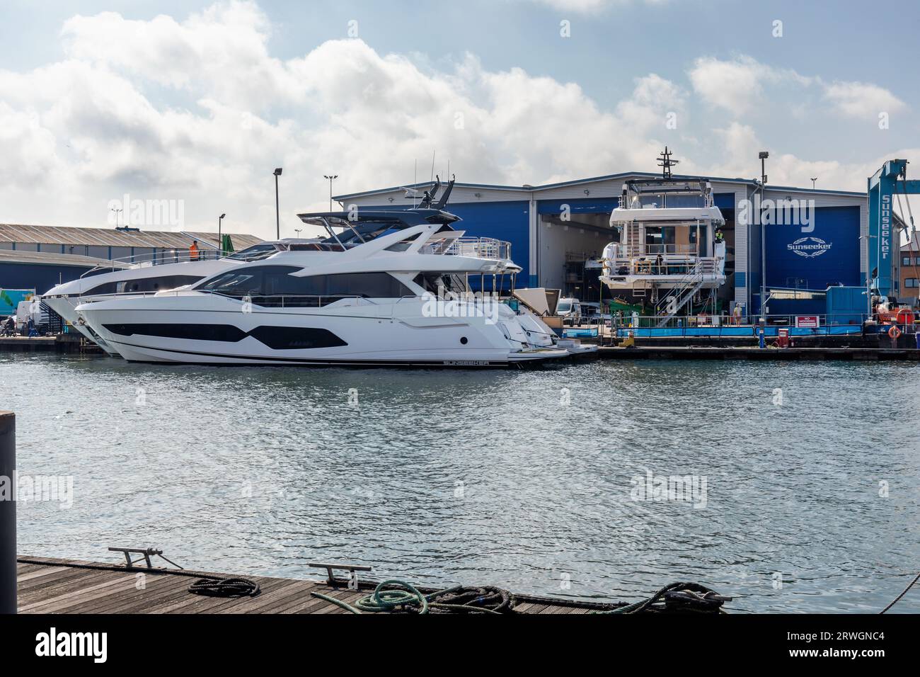 Sunseeker International est une marque britannique de yacht à moteur de luxe à Poole, Dorset, Angleterre, Royaume-Uni Banque D'Images