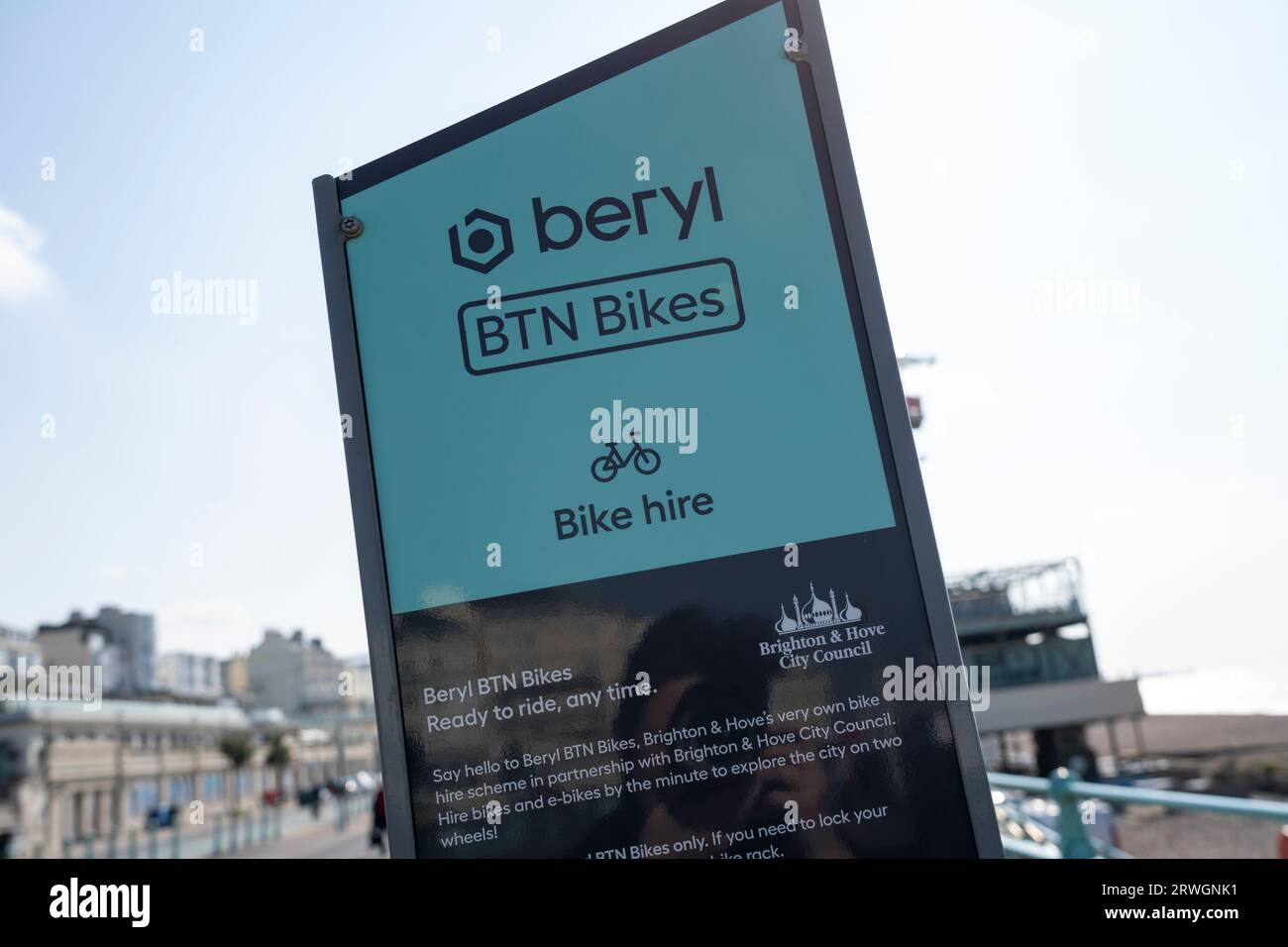 Le programme Brighton Bikeshare a été relancé avec le programme de location de vélos électriques de Beryl à Brighton le 31 mars 2023. La flotte totale sera de 780, avec 468 vélos électriques et 312 vélos à pédale seulement et accessibles par une application en ligne Banque D'Images