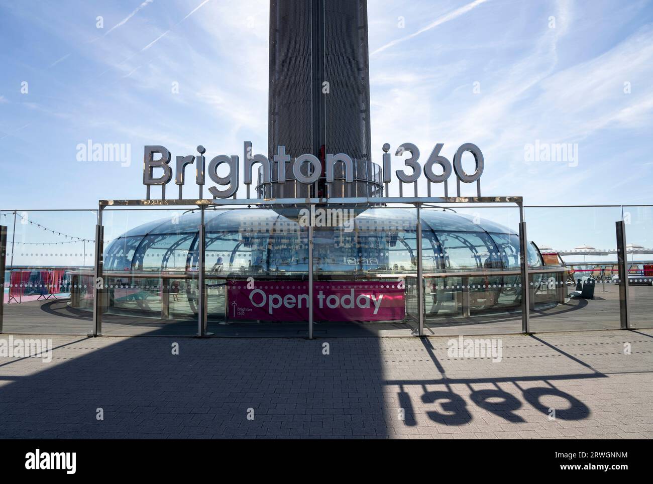 La i360 de Brighton est une tour d'observation mobile de 162 m sur le front de mer de Brighton, East Sussex, Angleterre, à l'extrémité terrestre des vestiges du West Pier. La tour a ouvert ses portes le 4 août 2016. Depuis la nacelle d'observation entièrement fermée, les visiteurs peuvent profiter d'une vue à 360 degrés sur Brighton et Hove et sur la mer. Conçu et conçu par Marks Barfield Architects construit comme une jetée verticale pour honorer le mémorial du monument emblématique de Brighton, le West Pier, Brighton i360 a été construit sur les bases de la communauté et de la durabilité avec la mission d'offrir aux visiteurs une expérience complètement unique. Banque D'Images